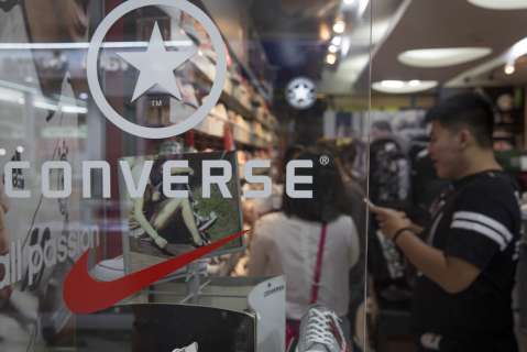 Converse se disculpa por anuncio de zapatos que generó comparaciones con el KKK