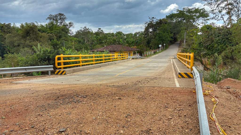 Vías, puentes e infraestructura educativa hacen parte de los proyectos que Smurfit Westrock ha desarrollado mediante Obras por Impuestos en cuatro departamentos.