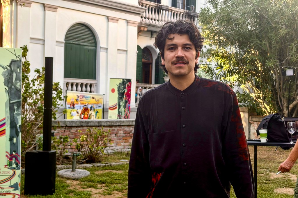 El director colombiano Sebastián Múnera durante una entrevista en el Festival de Venecia por el estreno de su película 'Meteorito', a concurso en la Semana Internacional de la Crítica.