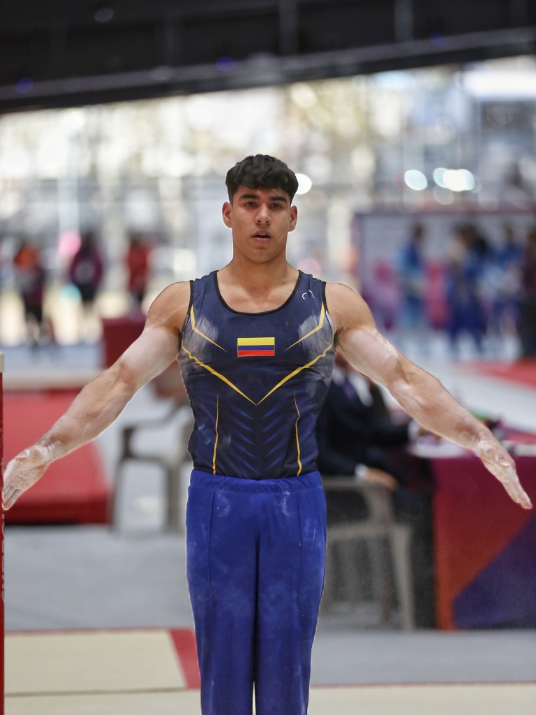 Ángel Barajas fue protagonista en las finales por aparatos de Santa Fe 2026 al conquistar el oro en caballo con arzones y la plata en anillas, mientras Colombia cerró la jornada con cuatro medallas.
