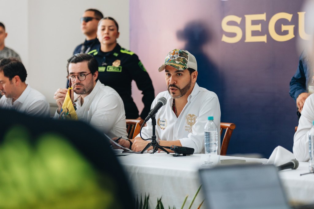 Abelardo de la Espriella durante consejo de seguridad en La Guajira.