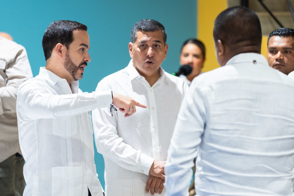El presidente Abelardo de la Espriella durante consejo de seguridad en Cartagena junto al alcalde, Dumek Turbay.