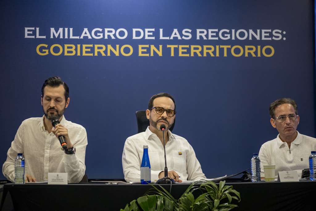 El presidente Abelardo de la Espriella (c) junto al Director del Dapre, Carlos Ríos (i) y el nuevo presidente de Ecopetrol (d) Joaquín Gutiérrez.