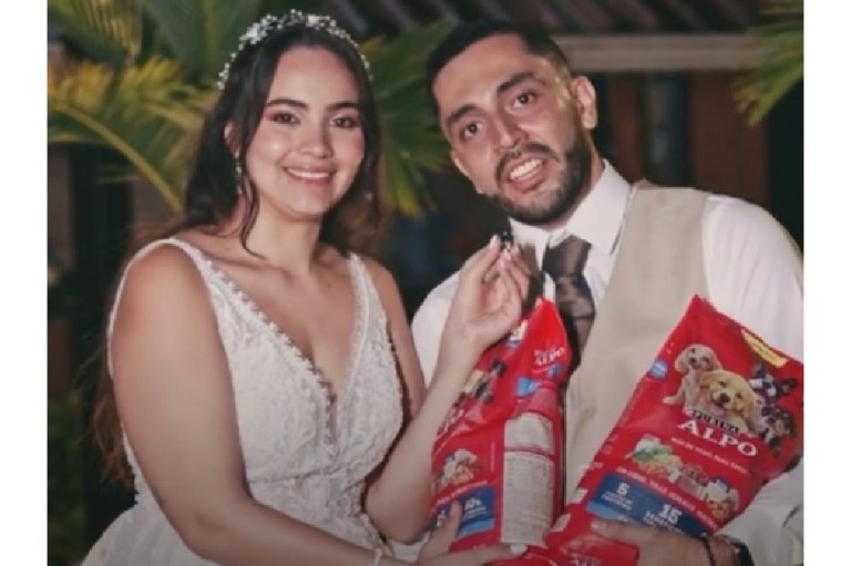 Pareja pide a los invitados a su boda alimento para perros en lugar de regalos