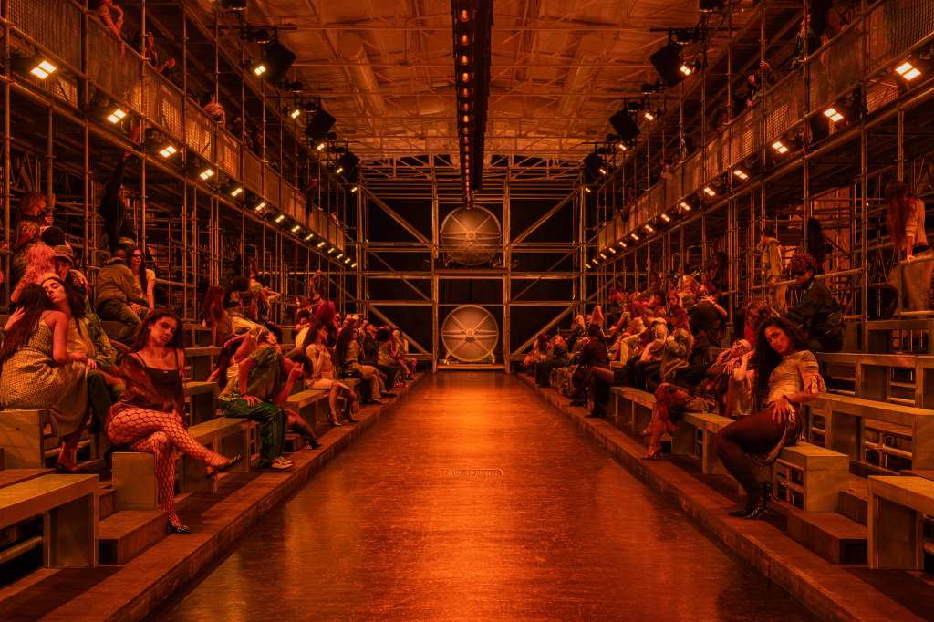 El desfile tuvo una serie de intervenciones performáticas de (LA)HORDE, el colectivo artístico de Marsella. / Cortesía Diesel
