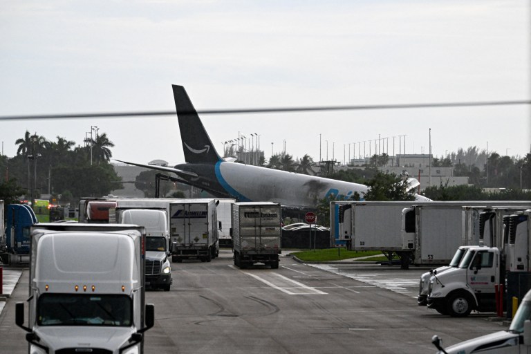 Avión de Amazon se estrella cerca del aeropuerto de Miami y deja al menos cinco muertos