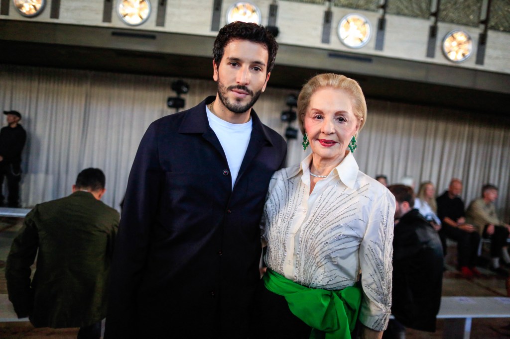 La diseñadora venezolana Carolina Herrera posa junto al cantante colombiano Sebastián Yatra antes del desfile de Carolina Herrera Primavera/Verano 2027, celebrado durante la Semana de la Moda de Nueva York, el 14 de septiembre de 2026. /Kena Betancur / AFP