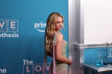 Lili Reinhart recrea los "looks" de las protagonistas de las comedias románticas de los 2000