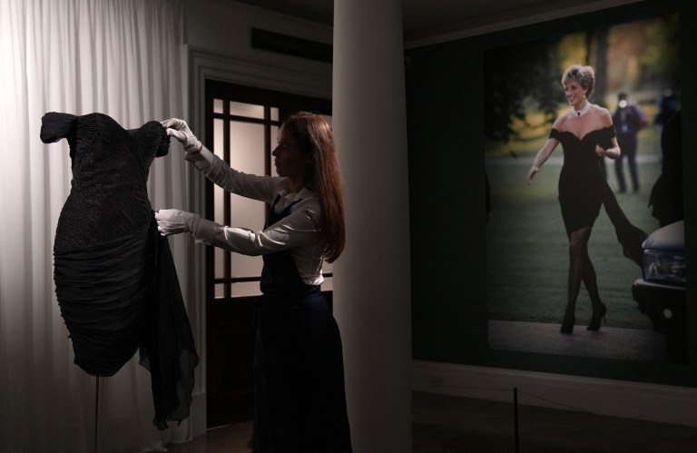 La princesa Diana complementó el vestido con unas medias negras y transparentes, uno stilettos y una gargantilla de perlas y un zafiro en el centro. / Carlos Jasso / AFP