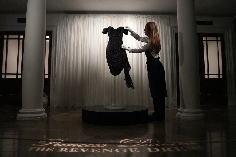 El "vestido de la venganza" que usó la princesa Diana tras la confesión pública del príncipe Carlos sobre su infidelidad será subastado en Sotheby’s, en Nueva York el próximo 9 de diciembre. / Carlos Jasso / AFP