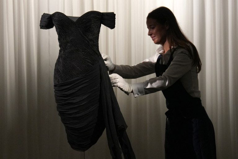 El "vestido de la venganza" de la princesa Diana fue un diseño firmado por la modista griega Christina Stambolian. / Carlos Jasso / AFP