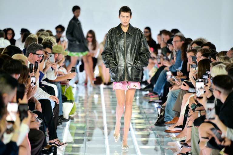 Prada convirtió la falda en la protagonista de su propuesta para la mujer en la primavera/verano 2027. / Stefano Rellandini / AFP