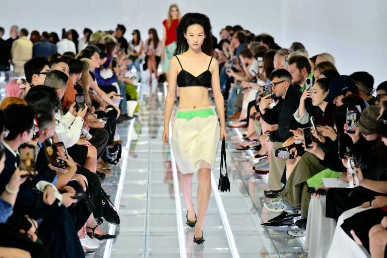 Miuccia Prada y Raf Simons presentaron una colección con "looks" creados a partir de faldas con grandes aberturas, volúmenes, lentejuelas, apliques de joyas o grandes lazos, incluso algunas con cierres de velcro que permiten modificar su forma, mientras otras se superponen a vestidos y adquieren incluso la apariencia de un delantal. / Stefano Rellandini