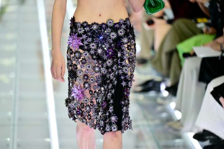 "Utilizamos la falda como un marco para desarrollar ideas y aproximaciones diferentes, casi como una materia prima para expresar conceptos", explicó Miuccia Prada antes del desfile.
