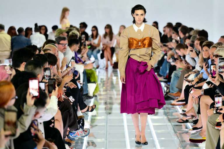 Se llevará gris y plisada, verde y recta o con estampados florales bajo abrigos de cuero o sólo con un sostén. Casi todas las modelos calzaban zapatos de tacón alto.