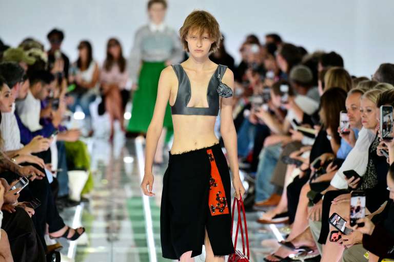 En el front row de Prada llegaron directamente desde Hollywood Uma Thurman, Michelle Williams y Naomi Watts, entre otras. / Stefano Rellandini / AFP