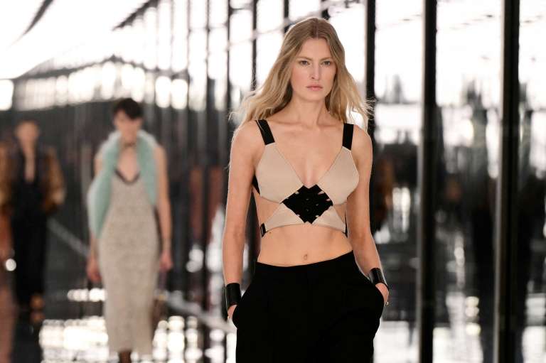 Maria Grazia Chiuri presentó una segunda colección para Fendi inspirada en las fiestas de los años setenta y en la estrella italiana Raffaella Carrà. /Stefano Rellandini / AFP