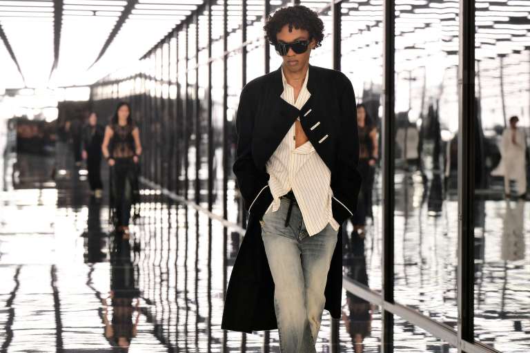 Espejos, cuerpos, lencería y música funk envolvieron la presentación de la colección primavera-verano 2027, en una propuesta que jugó con los límites entre vestirse y desvestirse y convirtió la ropa interior en pieza protagonista. / Stefano Rellandini / AFP
