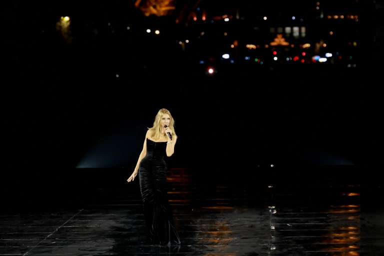 La cantante canadiense Céline Dion ofreció una inesperada y emotiva actuación rodeada de supermodelos en la Semana de la Moda de París. Kenzo Tribouillard / AFP