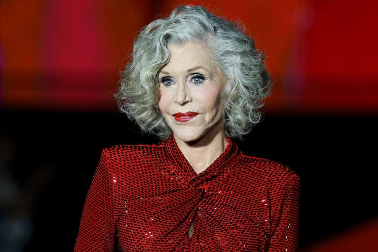 La actriz estadounidense Jane Fonda luce un diseño de L'Oréal Paris en el desfile de la colección de primavera/verano 2027 para mujer, en el marco de la Semana de la Moda de París. / Kenzo Tribouillard - AFP