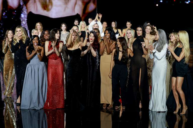 En la Semana de la Moda, contó con figuras internacionales como Kendall Jenner, Eva Longoria, Viola Davis y Jane Fonda. / Kenzo Tribouillard / AFP