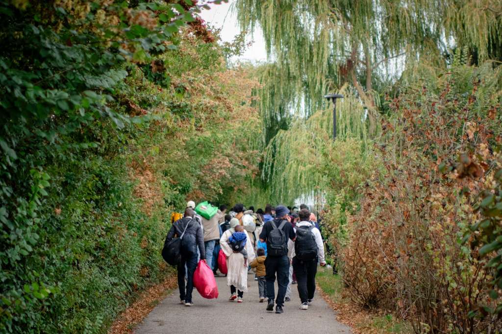 Migrantes caminan hacia la costa en el norte de Francia en agosto, con la esperanza de cruzar a Inglaterra en botes pequeños. Dmitry Kostyukov para The New York Times