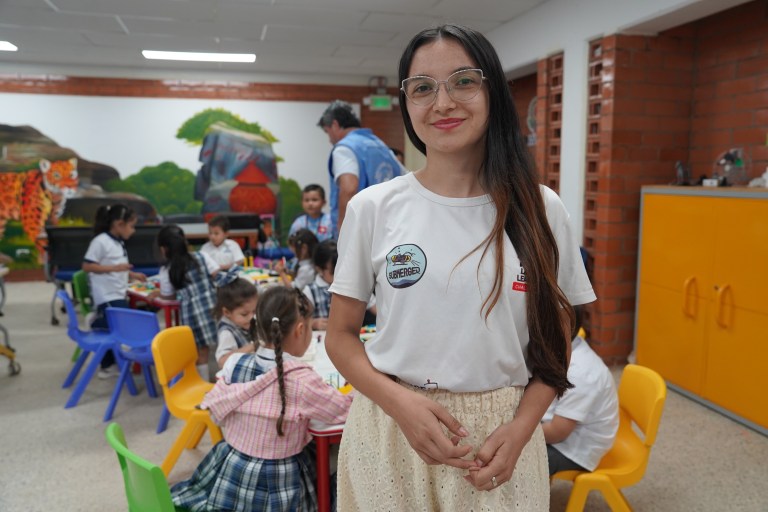 La profesora de robótica que les enseña a los niños del Guaviare a soñar con la paz