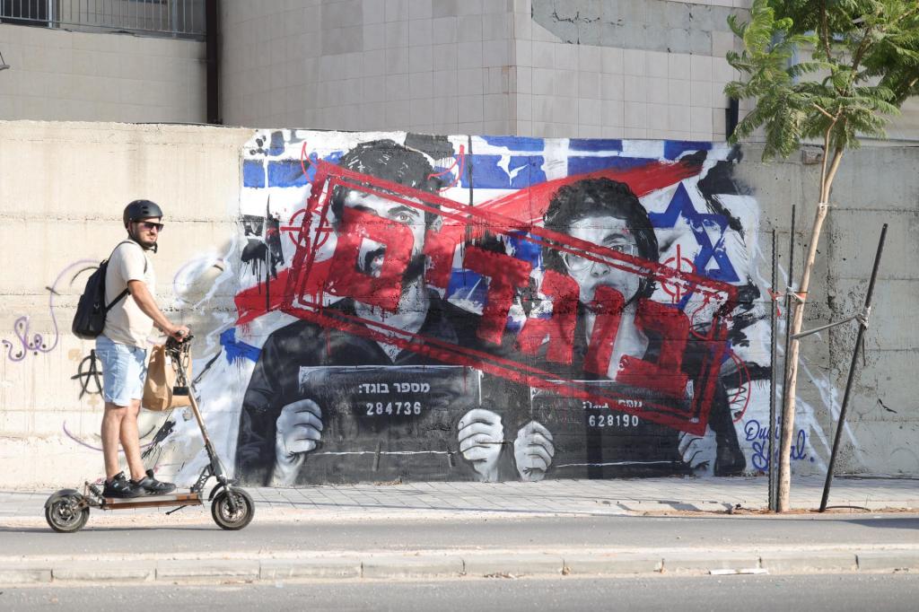 Ashdod (Israel), 15/09/2026.- A person on a scooter rides by a graffiti showing Israeli film directors Yuval Abraham (L) and Rachel Szor (R) with the word 'traitor' in Hebrew in the city of Ashdod, Israel, 15 September 2026. The two filmmakers Abraham and Szor won the Special Jury Prize at the 83rd Venice Film Festival for their documentary 'Naza’, which deals with the killing of civilians and the death toll in the Gaza Strip, and faces widespread public criticism in Israel. (Cine, Cine, Venecia) EFE/EPA/ABIR SULTAN