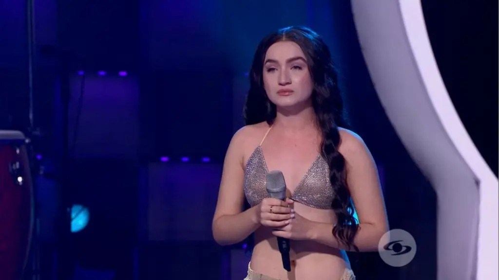 Entre lágrimas, la participante del concurso musical se despidió de los jurados, el público y los televidentes.