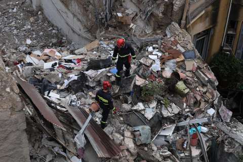 Seis muertos tras derrumbe de edificio en pleno centro histórico de Atenas