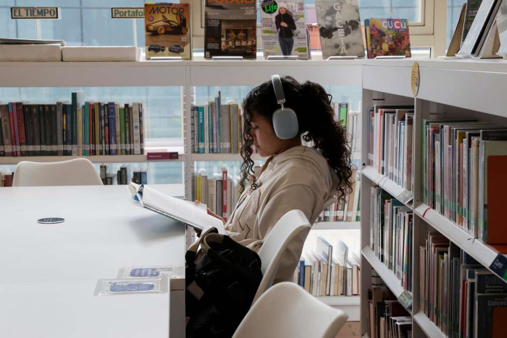 AME8946. BOGOTÁ (COLOMBIA), 19/09/2026.- Una persona lee un libro este miércoles en la biblioteca del Centro Felicidad Chapinero, en Bogotá (Colombia). Bogotá celebra los 25 años de su Red Distrital de Bibliotecas Públicas (BiblioRed), la mayor de Colombia, con el Premio de Alfabetización Rey Sejong de la Unesco, que reconoce su esfuerzo por fomentar la lectura y escritura desde una perspectiva intercultural, multilingüe e incluyente. EFE/ Carlos Ortega