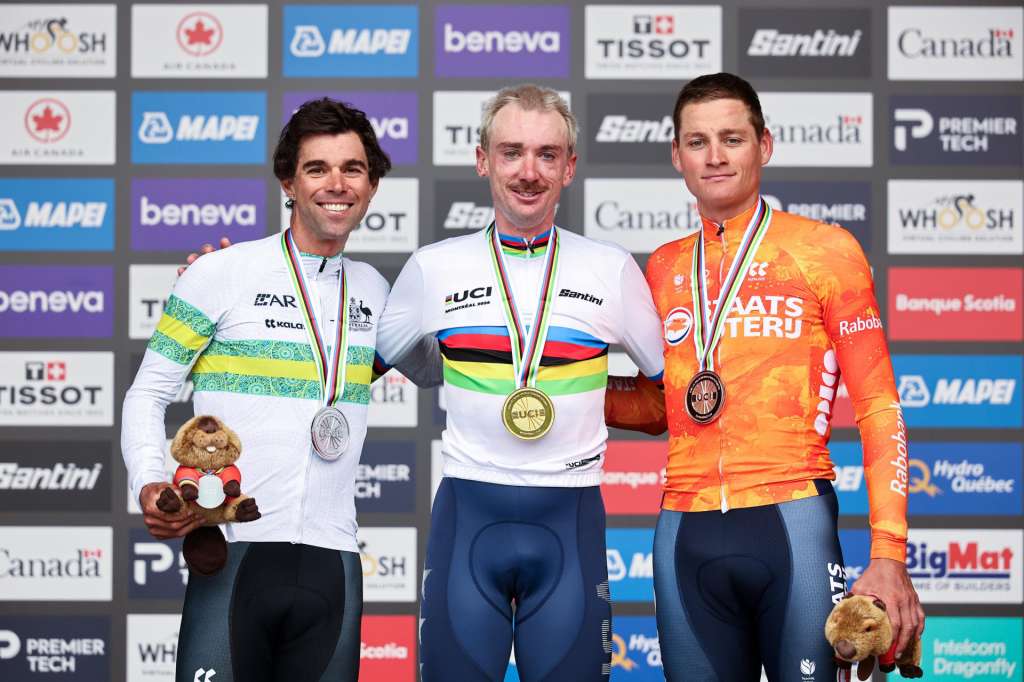 AME938. MONTREAL (CANADÁ), 27/09/2026.- Fotografía tomada de la cuenta oficial en X de la Unión Ciclista Internacional @UCI_cycling que muestra de izquierda a derecha a los ciclistas de Australia, Michael Matthews medalla de plata; de Estados Unidos, Brandon McNulty medalla de oro y de los Países Bajos, Mathieu van der Poel medalla de bronce, posando durante la premiación de la prueba élite masculina de ciclismo de ruta este domingo en Montreal (Canadá). EFE/@UCI_cycling /SOLO USO EDITORIAL NO VENTAS/ SOLO DISPONIBLE PARA ILUSTRAR LA NOTICIA QUE ACOMPAÑA (CRÉDITO OBLIGATORIO)