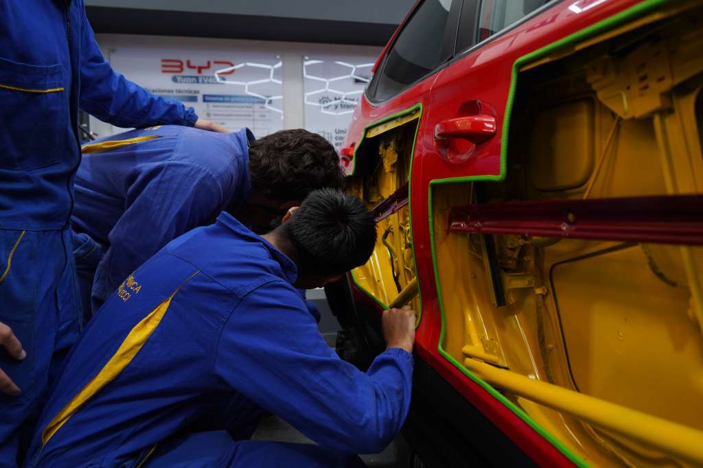 El auge de la movilidad eléctrica impacta también las aulas y la figura del mecánico tradicional.