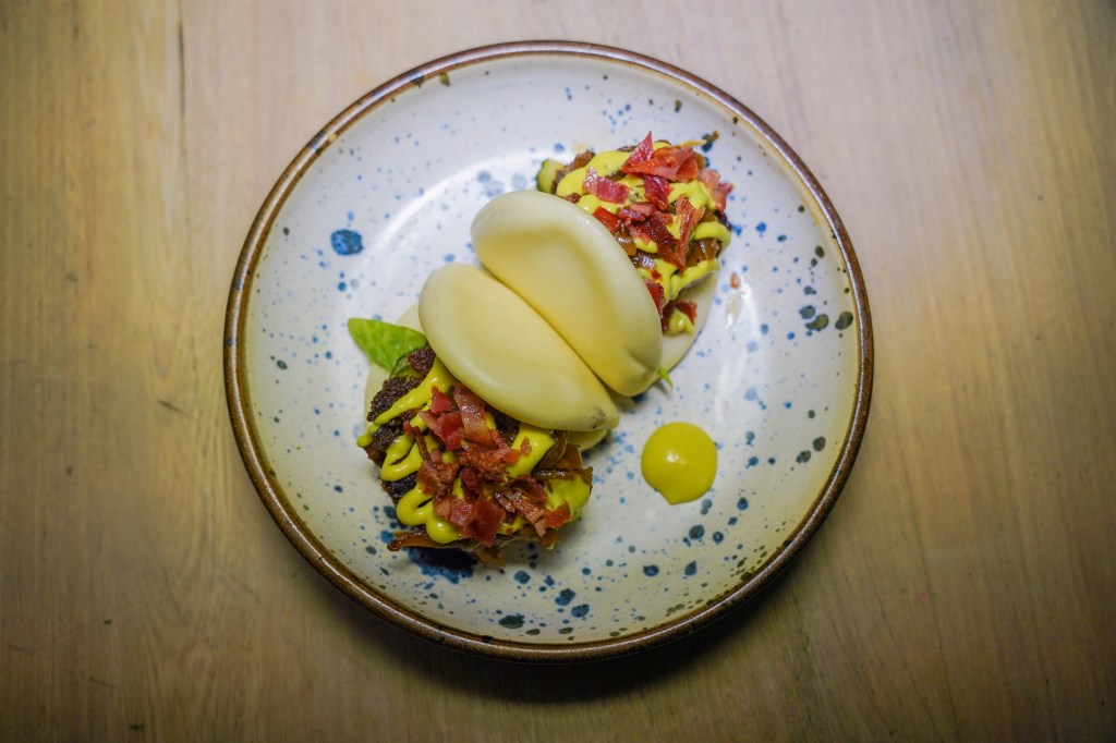 Bao relleno de lengua, propuesta gastronómica de Amen Ramen