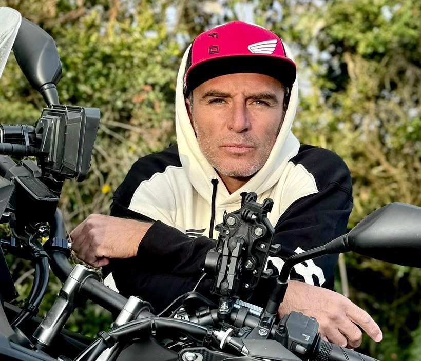 Después de atravesar una profunda crisis personal que incluyó una quiebra y un divorcio, el actor Camilo Sáenz se alejó de los reflectores.