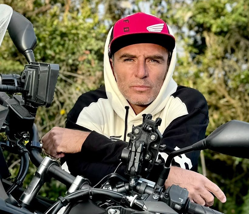 Después de atravesar una profunda crisis personal que incluyó una quiebra y un divorcio, el actor Camilo Sáenz se alejó de los reflectores.