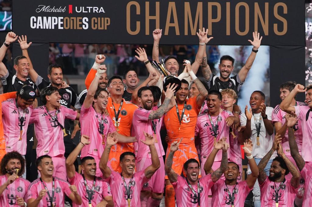 AMDEP2409. MIAMI (ESTADOS UNIDOS), 16/09/2026.- Lionel Messi (c) de Inter Miami levanta el trofeo de campeón junto a sus compañeros este miércoles, al ganar la final de la Campeones Cup ante Cruz Azul, en el estadio NU en Miami (Estados Unidos). EFE/ Alberto Boal