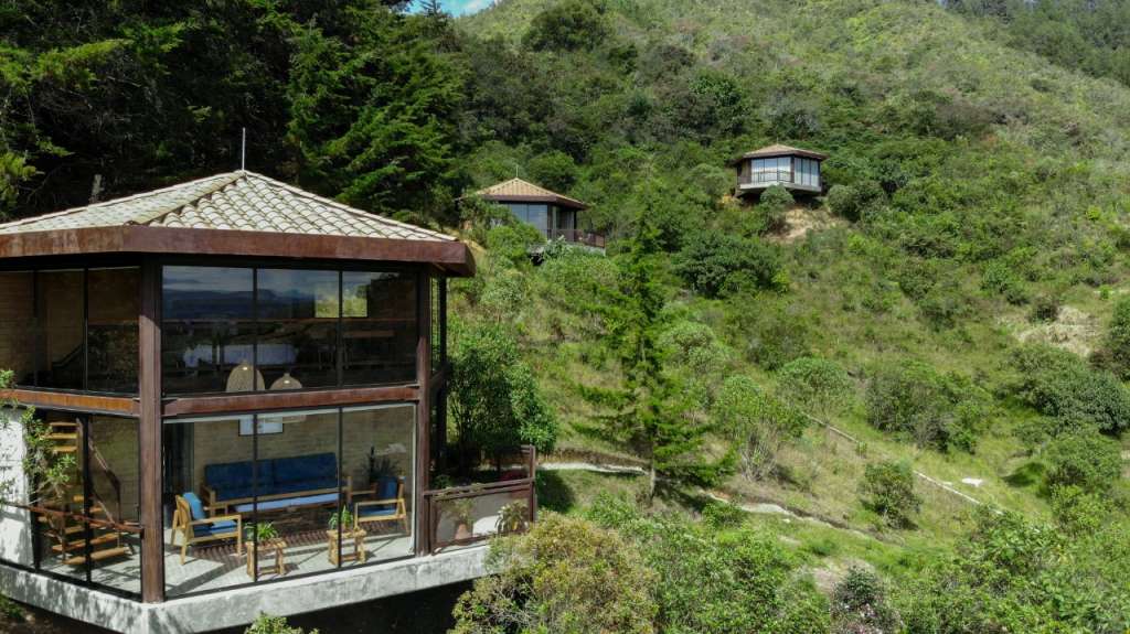 Cannúa Lodge es un eco-hotel de lujo y turismo regenerativo ubicado en la vereda Gaviria, en el municipio de Marinilla, Antioquia