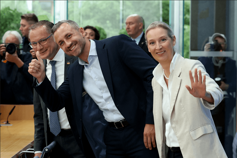 El principal candidato del partido de extrema derecha Alternativa para Alemania (AfD) en Sajonia-Anhalt, Ulrich Siegmund, el copresidente del partido y del grupo parlamentario de AfD, Tino Chrupalla, y la copresidenta del partido y del grupo parlamentario de AfD, Alice Weidel, ofrecen una rueda de prensa en Berlín.