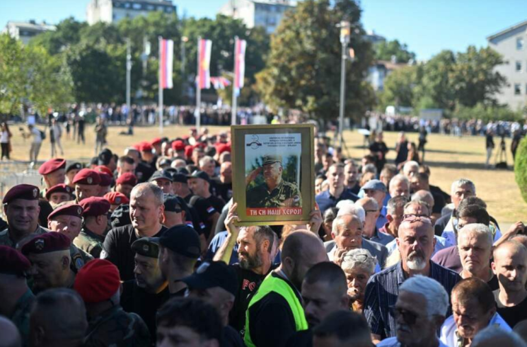 Serbia despidió con honores al genocida Mladić y complicó su ingreso a la Unión Europea