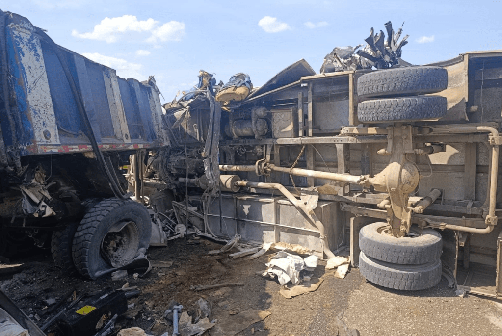 Bus escolar y volqueta de carga tras accidente en Sucre.