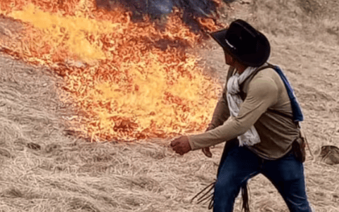 Captan a un hombre avivando un incendio en Ortega, Tolima