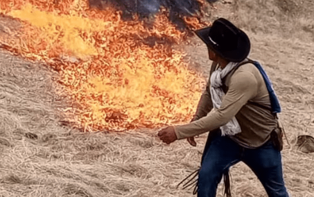 Captan a un hombre avivando un incendio en Ortega, Tolima