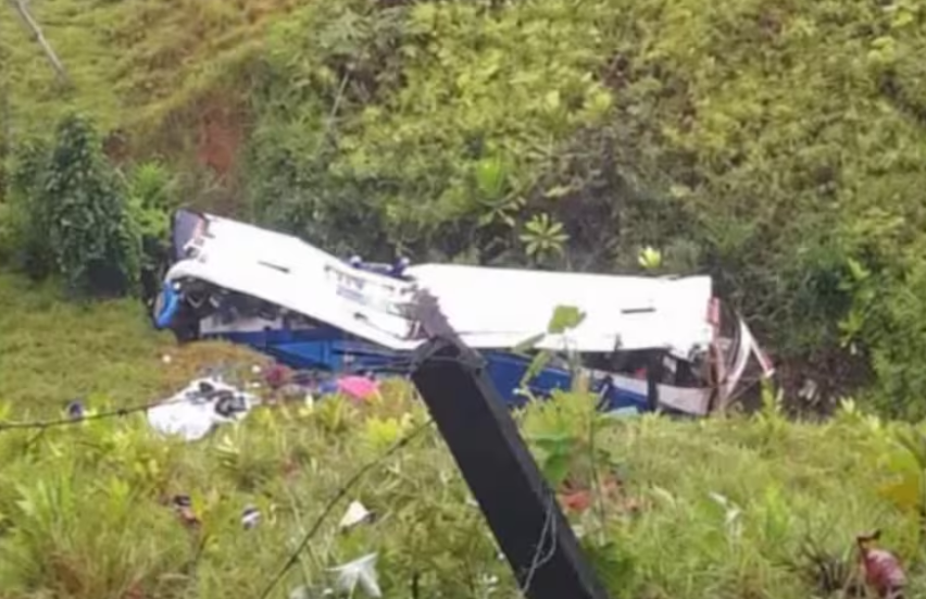 Imagen de redes sociales. Bus de Copetran que cubría la ruta Santa Marta - Medellín, accidentado en Puerto Berrío.