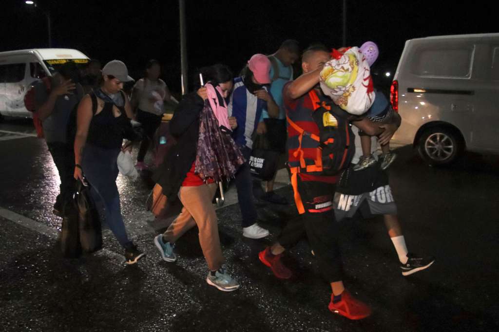 MEX3934. TAPACHULA (MÉXICO), 27/09/2026.- Personas caminan en caravana durante la noche este domingo, en Tapachula, Chiapas (México). La caravana Fe y Esperanza, conformada por más de 600 migrantes de Honduras, El Salvador, Guatemala, Ecuador y Haití reanudó su camino a la frontera norte de México con Estados Unidos en medio de una lluvia provocada por los efectos de la tromenta Rachel en el Pacífico Mexicano. EFE/ Juan Manuel Blanco