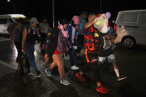 Caravana con cerca de 600 migrantes avanza desde México hacia EE. UU.