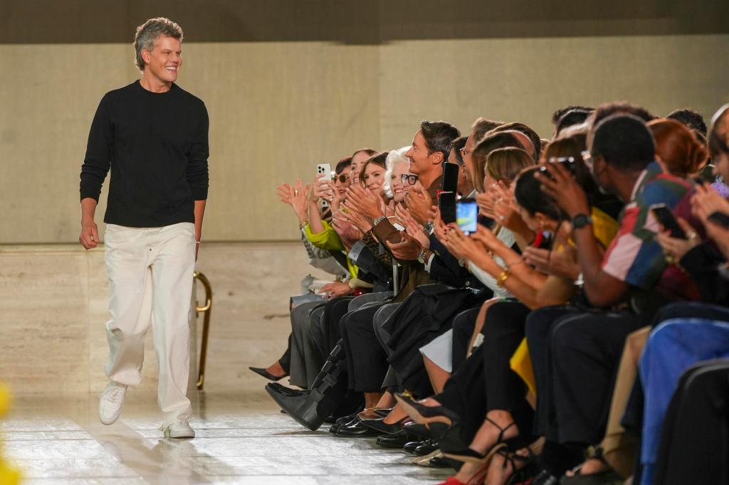 AME7420. NUEVA YORK (ESTADOS UNIDOS), 14/09/2026.- El director creativo de la marca de moda Carolina Herrera, Wes Gordon, reacciona durante su desfile este lunes, en la Semana de la Moda de Nueva York (Estados Unidos). EFE/ Ángel Colmenares