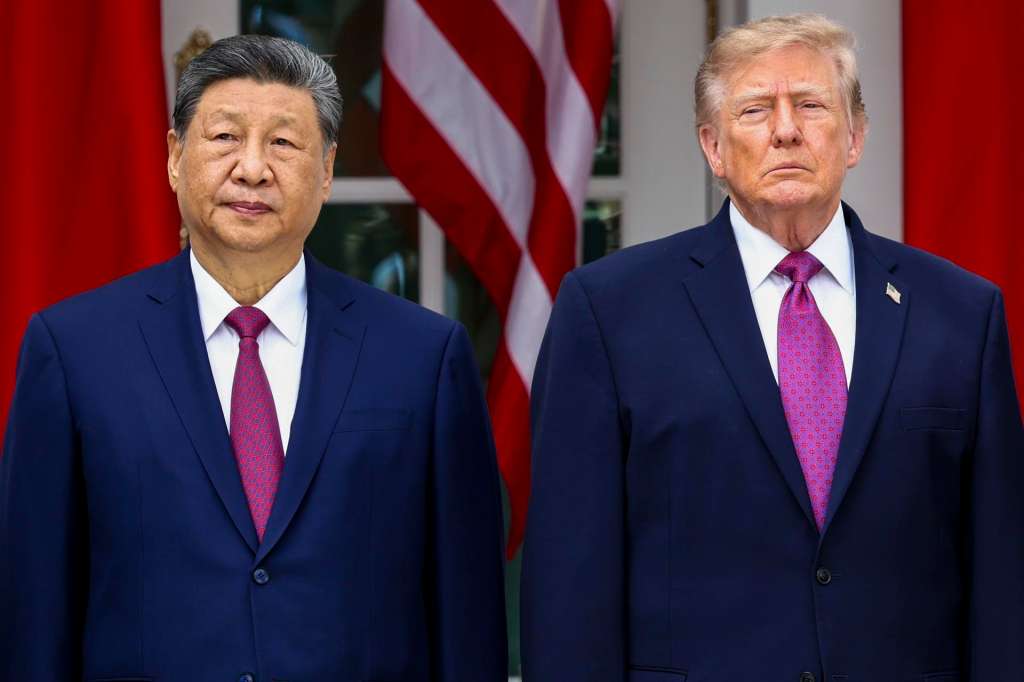 FOTODELDÍA - Washington (Estados Unidos), 24/09/2026.- El presidente de China Xi Jinping (i) y el de Estados Unidos Donald Trump (d) pasan revista a las tropas durante la ceremonia de recibimiento en la Casa Blanca en Washington, DC. Xi Jinping está en una visita de tres días a los Estados Unidos. EFE/JIM LO SCALZO