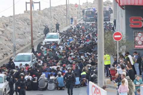 Migrantes en Ceuta son trasladados a carpas temporales entre tensión y largas filas