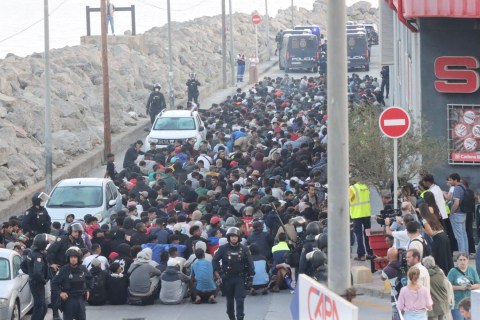 Migrantes en Ceuta son trasladados a carpas temporales entre tensión y largas filas